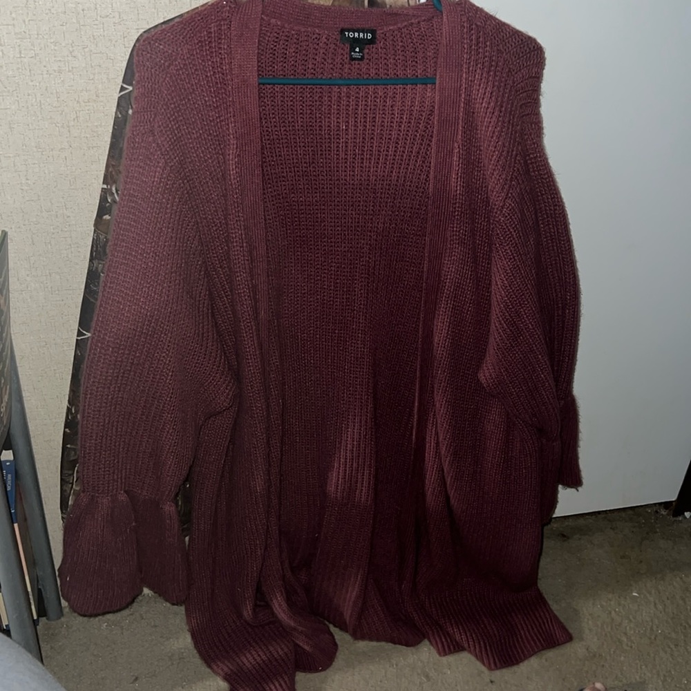 Knit cardigan with flared sleeves on the end